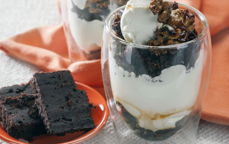 Čokoladni kolački s smetano in orehi – brownie trifle