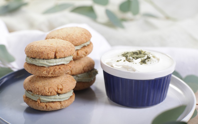 Mandljevi piškoti z matcha kremo